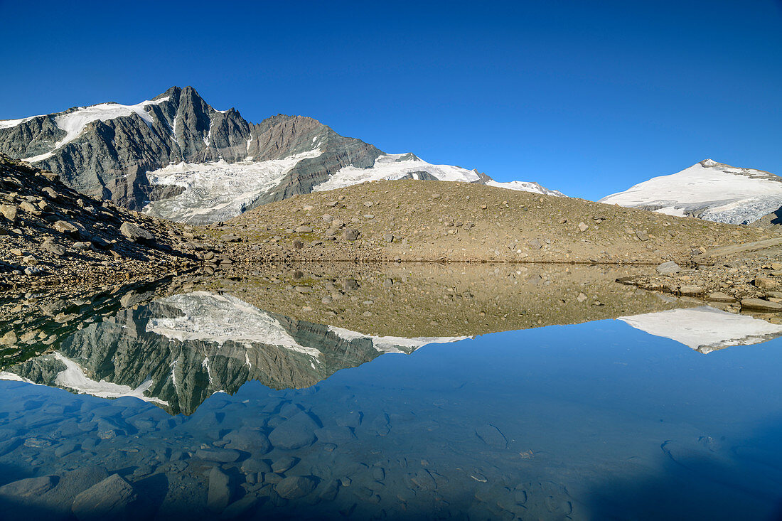 Großglockner und Johannisberg spiegeln sich in Bergsee, Glocknergruppe, Nationalpark Hohe Tauern, Kärnten, Österreich