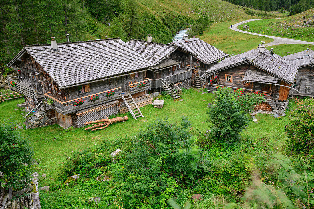 Traditionelle Almsiedlung mit Holzhäusern, Außergschlöß, Venedigergruppe, Nationalpark Hohe Tauern, Osttirol, Österreich