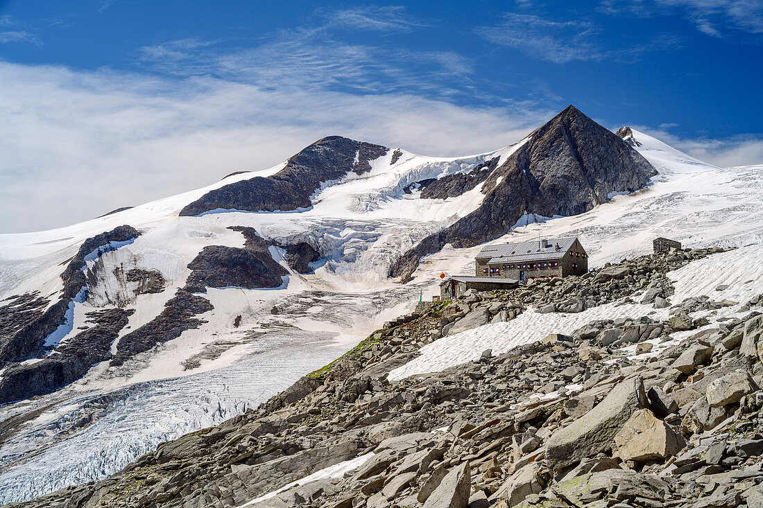 Neue Prager Hütte mit Hoher Zaun und Schwarze Wand, Venedigergruppe, Nationalpark Hohe Tauern, Osttirol, Österreich