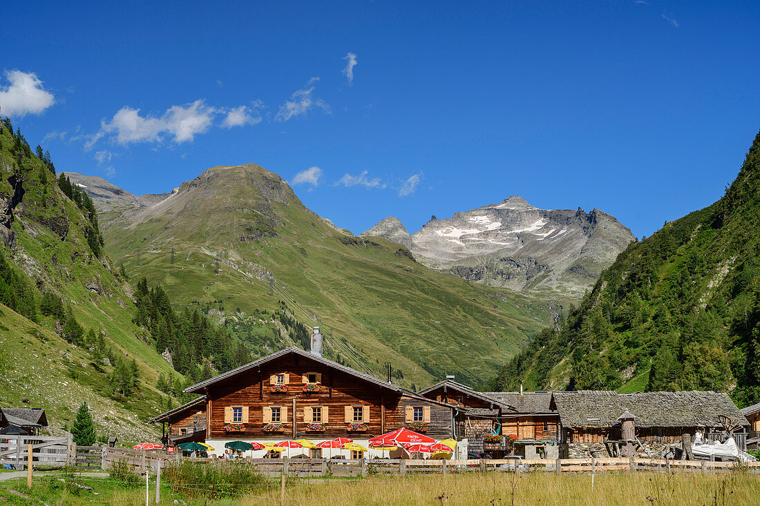 Hütten von Innergschlöß mit Innergschlöß im Hintergrund Venedigergruppe, Nationalpark Hohe Tauern, Osttirol, Österreich