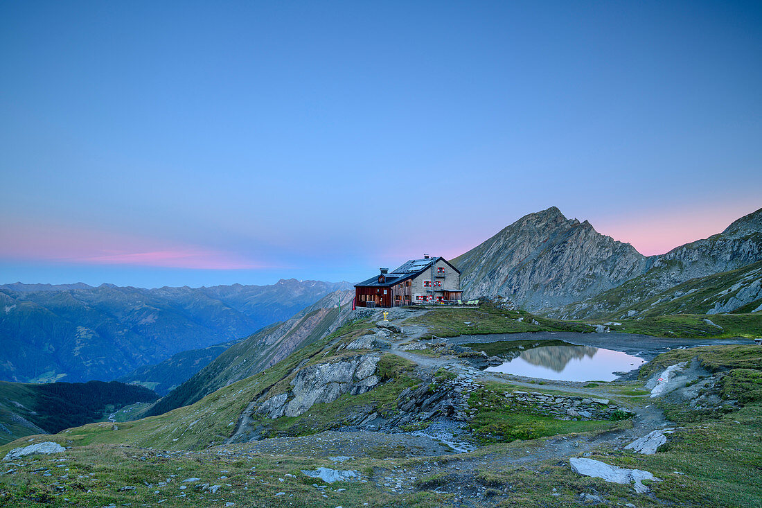 Sudetendeutsche Hütte und Nussingkogel zur Dämmerung, Granatspitzgruppe, Nationalpark Hohe Tauern, Osttirol, Österreich