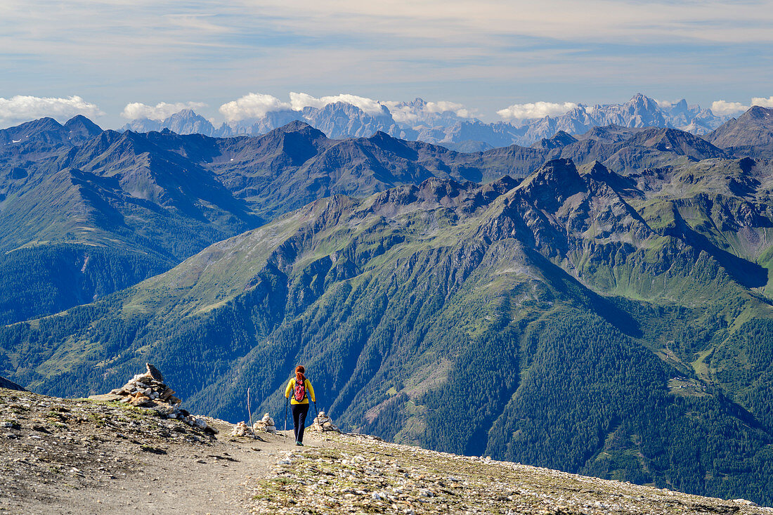 Frau beim Wandern steigt vom Großen Muntanitz ab, Großer Muntanitz, Granatspitzgruppe, Nationalpark Hohe Tauern, Osttirol, Österreich