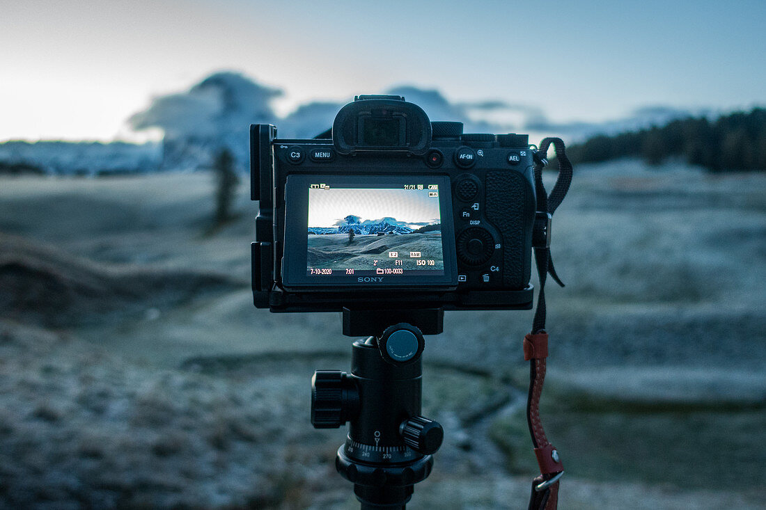 Kamera frühmorgens auf die Landschaft auf der Seiser Alm gerichtet, Südtirol, Italien