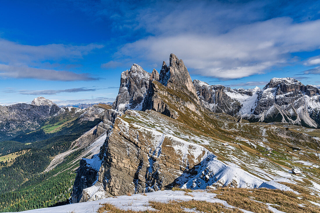 Die berühmten Zacken des Seceda in den Südtiroler Dolomiten in Italien