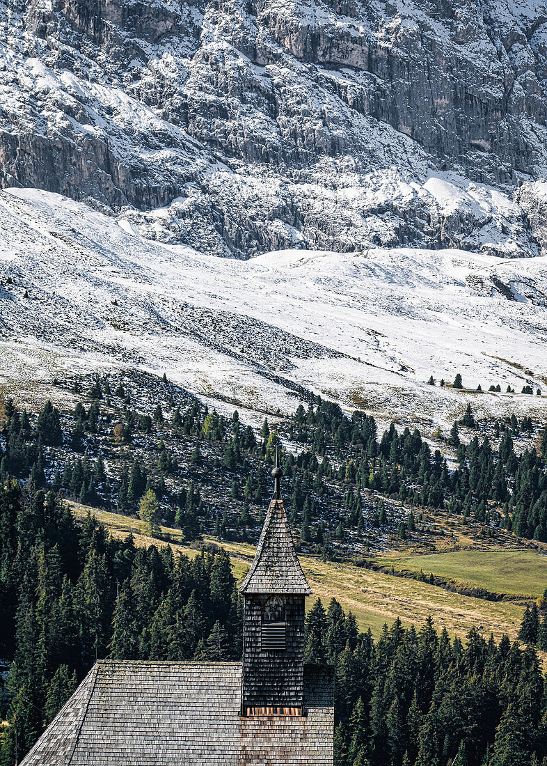 Kleine Kirche vor einem massiven Gebirge auf der Seiser Alm in Südtirol, Italien