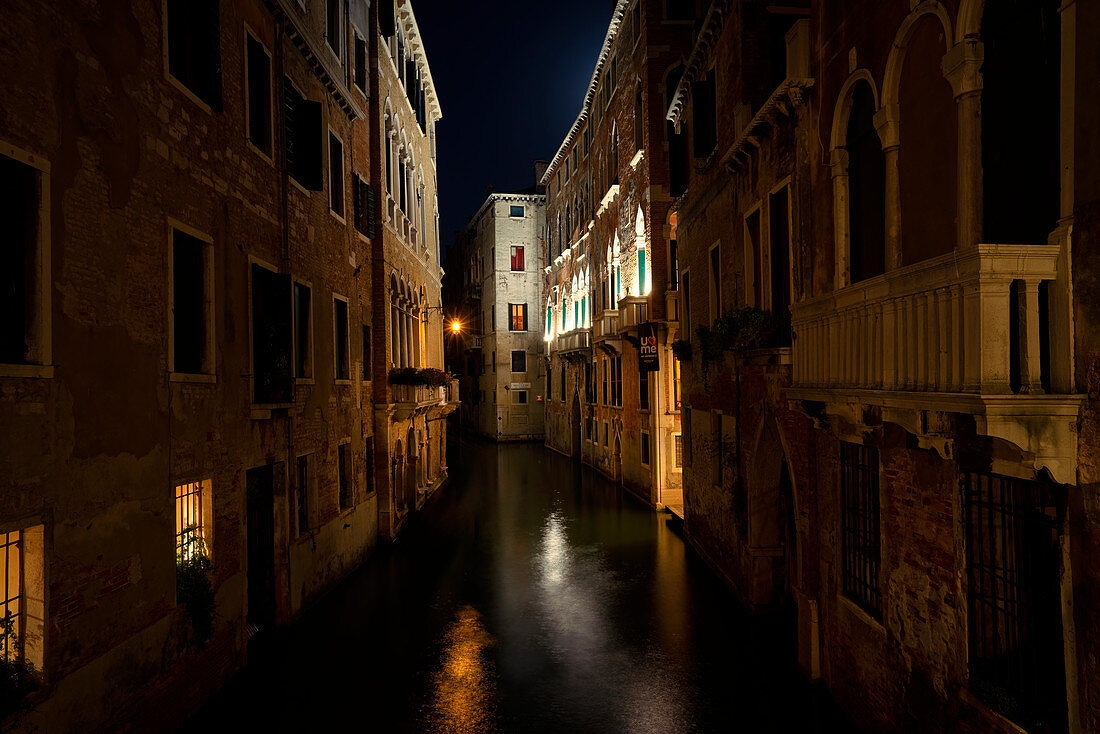 Ein kleiner Kanal in Venedig bei Nach, Venetien, Italien, Europa