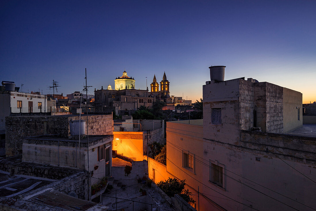 Frühlingsabend in einem Vorort von Valletta, Malta, Europa