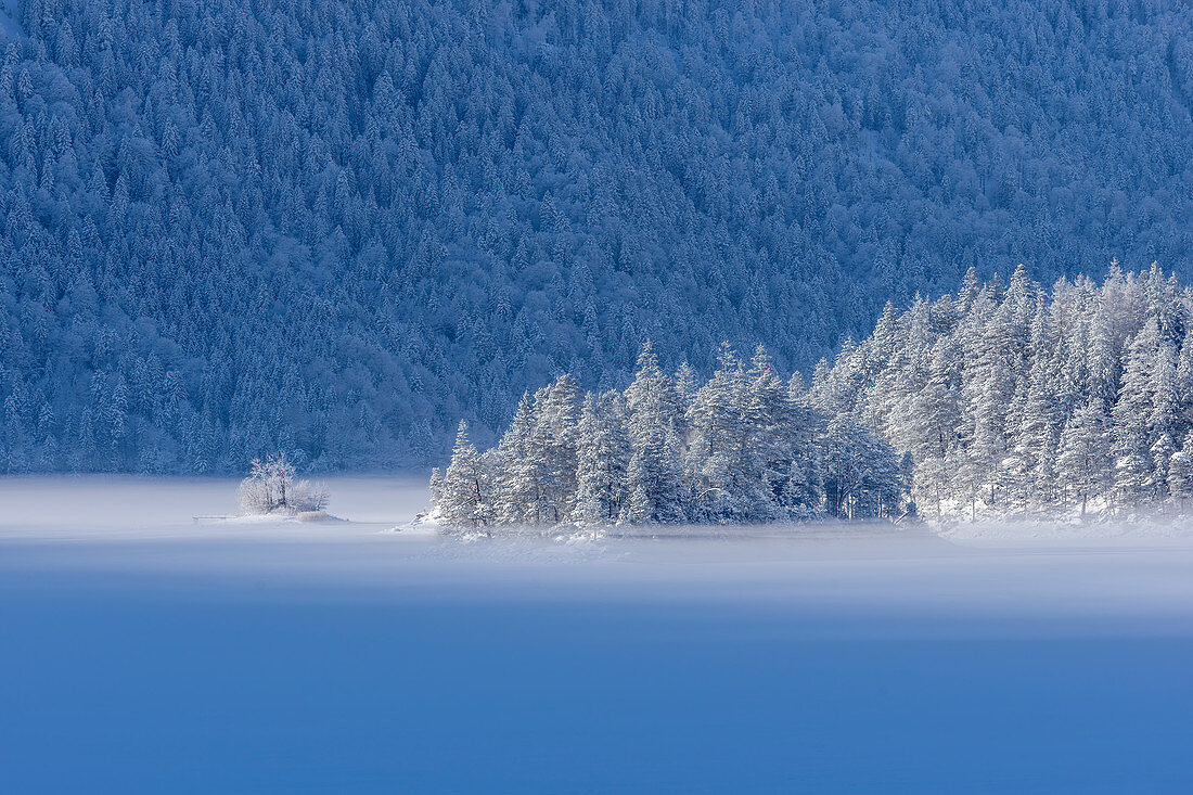 Winter morning at the frozen Eibsee, Grainau; Upper Bavaria, Bavaria, Germany