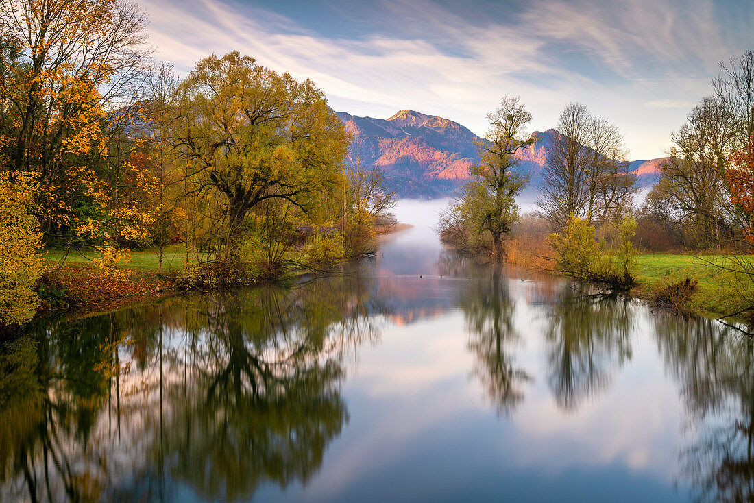 Herbstlicher Nebelmorgen an der Loisach, Kochel am See, Oberbayern, Bayern, Deutschland