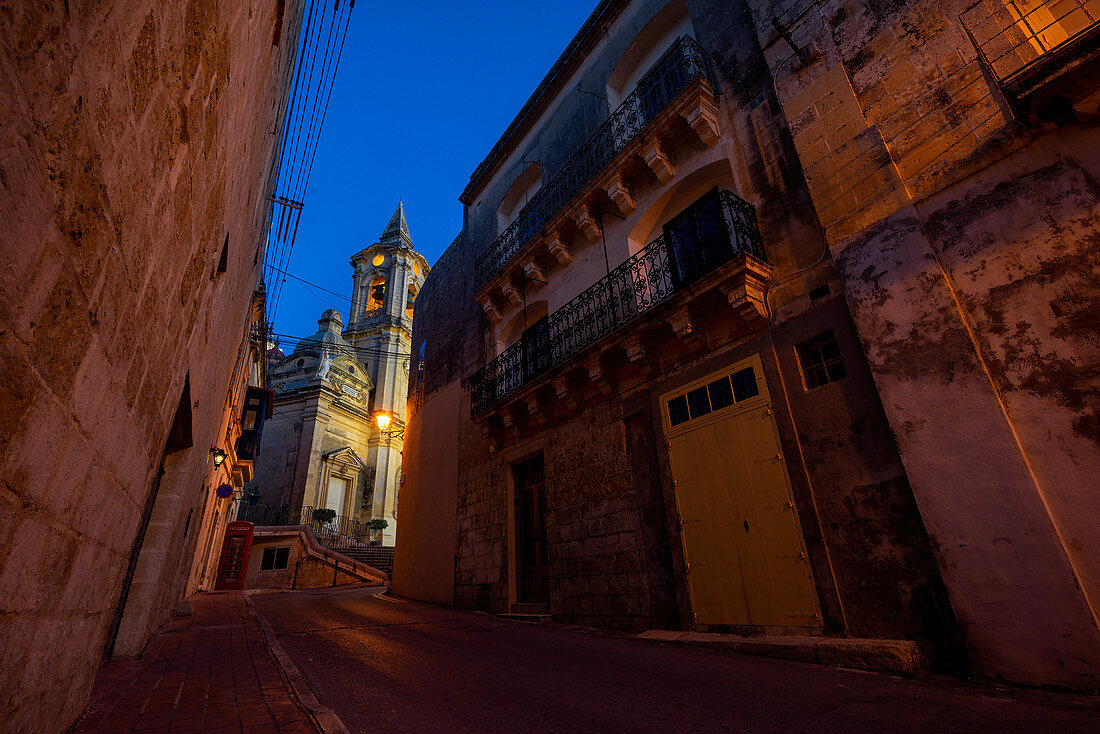 Nächtlicher Spaziergang am südlichen Stadtrand von Valletta, Malta, Europa