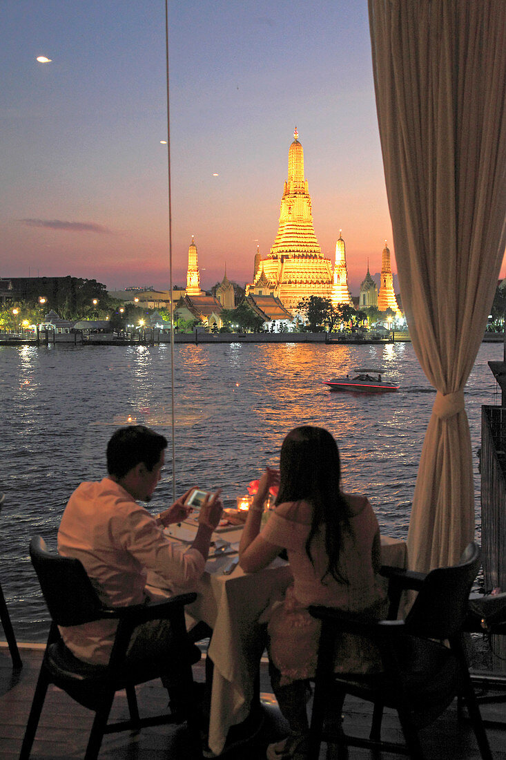 Thailand, Bangkok, Wat Arun, Tempel der Morgendämmerung, Paar beim Essen