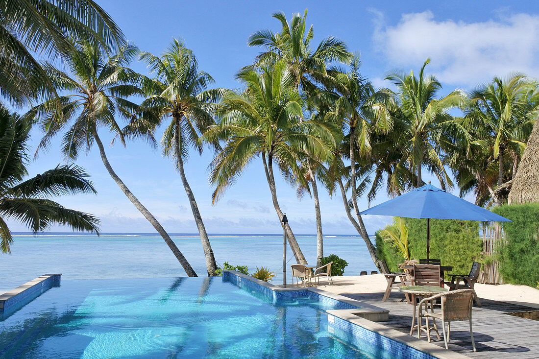 Leerer Swimmingpool in einem tropischen Inselresort an einem hellen, klaren Tag in Rarotonga auf den Cookinseln