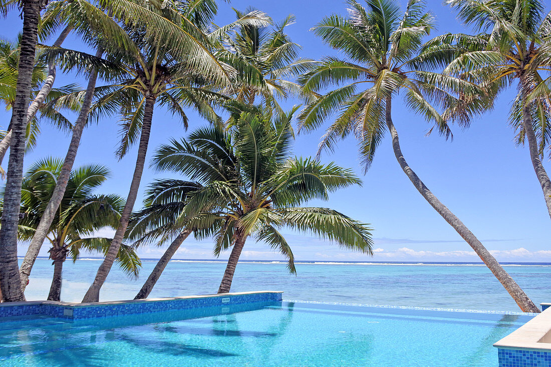Leerer Swimmingpool in einem Resort auf einer tropischen Insel an einem hellen, klaren Tag in Rarotonga auf den Cookinseln