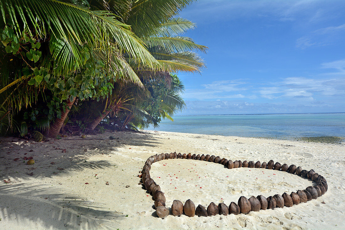 Ein romantisches Herz aus Kokosnüssen am Strand von Rarotonga auf den Cookinseln