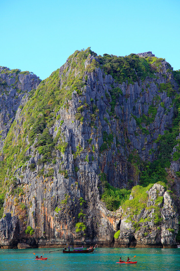 Thailand, Krabi, Phi Phi Ley Insel, Maya Bucht, Kajakfahrer