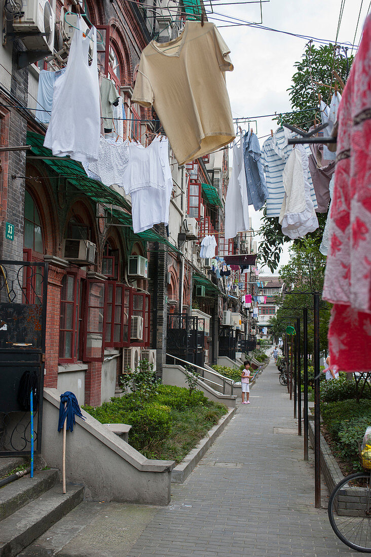 Straßenszene mit Wäscheleine im ehemaligen jüdischen Viertel in der Tilanqiao-historischen Gegend des Hongkou-Bezirks von Shanghai, China.