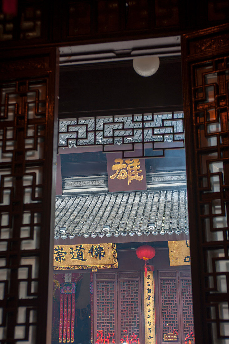 Eine Tür am Jadebuddha-Tempel, einem buddhistischen Tempel in Shanghai, China.