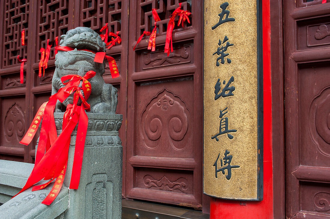 Rote Gebetsbänder im Hof des Jadebuddha-Tempels, eines buddhistischen Tempels in Shanghai, China.