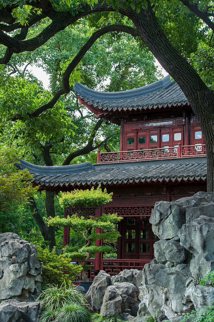 Ein Pavillon im Yu-Garten oder im Yuyuan-Garten, einem weitläufigen chinesischen Garten neben dem Tempel des Stadtgottes im Nordosten der Altstadt von Shanghai, China.