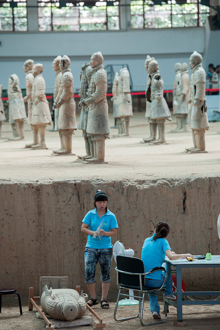 Im Terrakotta-Krieger- und Pferdemuseum werden Kriegerstatuen ausgegraben, die die Sammlung von Terrakotta-Skulpturen zeigen, die die Armeen von Qin Shi Huang (259 v. Chr. - 210 v. Chr.), dem ersten Kaiser Chinas, in Xian, China, darstellen.