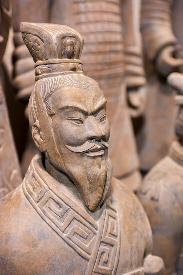 Nahaufnahme einer Kriegerstatue im Terrakotta-Krieger- und Pferdemuseum, die die Sammlung von Terrakotta-Skulpturen zeigt, die die Armeen von Qin Shi Huang (259 v. Chr. - 210 v. Chr.), dem ersten Kaiser Chinas, in Xian, China, darstellen.