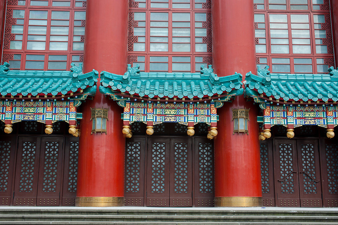 Detail der traditionellen Architektur der Großen Halle des Volkes in Chongqing, China.