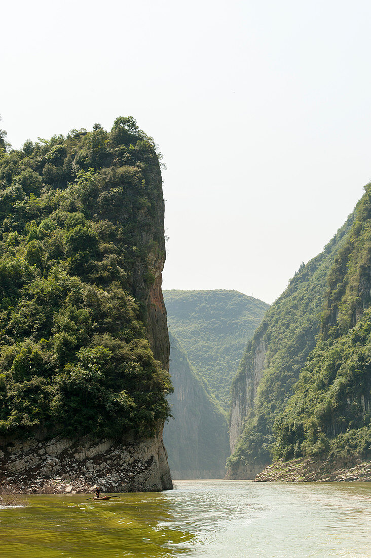 Landschaft in der Nähe von Badong entlang des Shennong-Baches, einem Nebenfluss des Jangtse an der Wu-Schlucht (Drei Schluchten) in China.