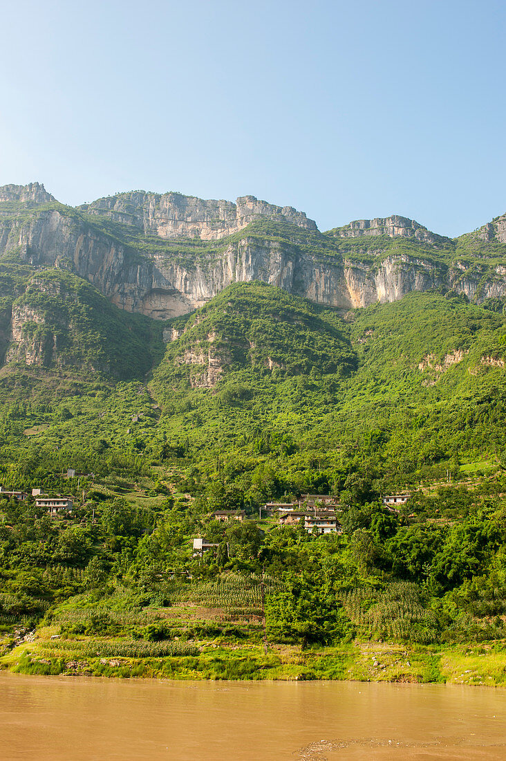 Ansicht der Landschaft in der Wu-Schlucht (Drei Schluchten), Jangtse-Fluss, China.
