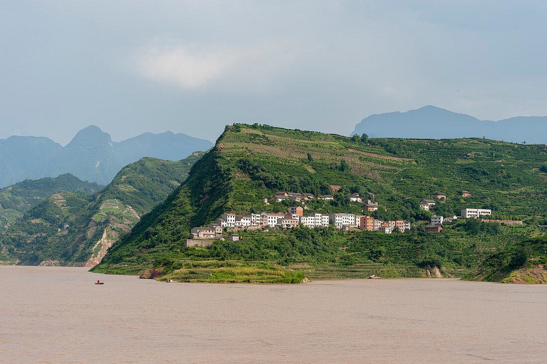 Ansicht von Häusern nahe Badong am Jangtse-Fluss an der Wu-Schlucht (Drei Schluchten) in China.