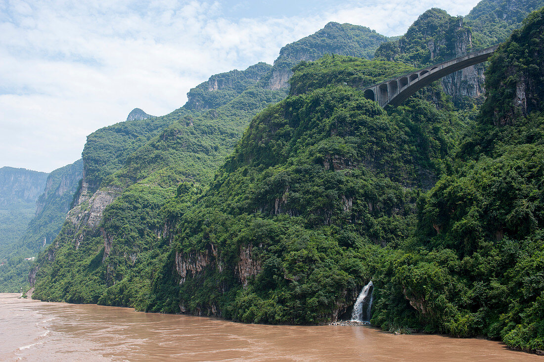 Landschaft mit einer Brücke entlang des Jangtse an der Xiling-Schlucht (Drei Schluchten) in China.