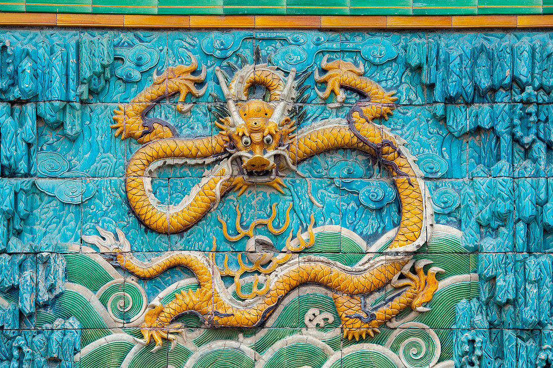 Detail eines Drachen an der Neun-Drachen-Wand (Neun-Drachen-Bildschirm) in der Verbotenen Stadt, in Peking, China.