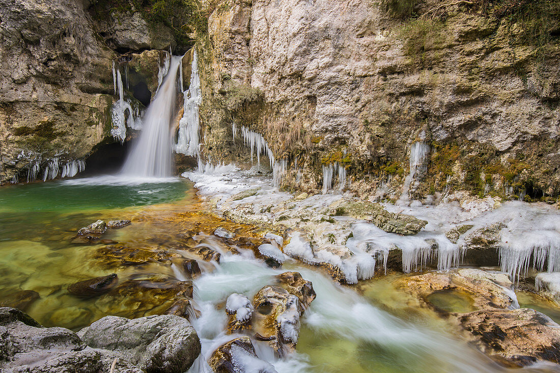 Wasserfall von La Tine de Conflens unter Eis, Schweiz
