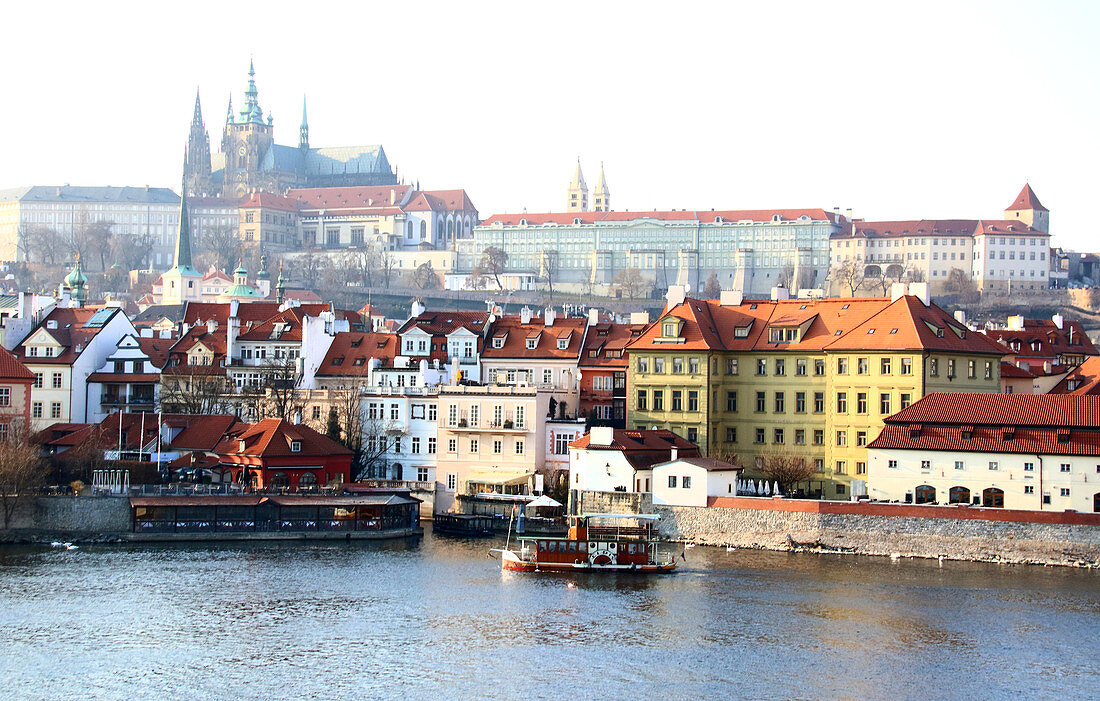 Blick über den Fluss Vitava in Prag, Tschechische Republik am 2. März 2018