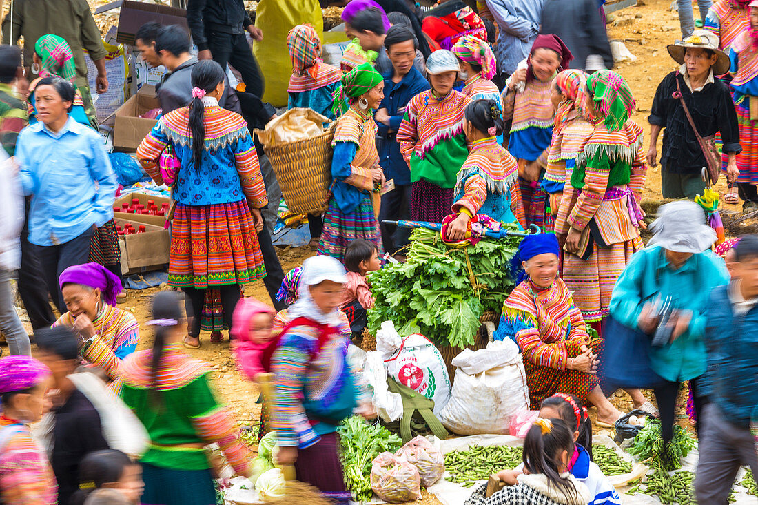 Leute vom Blumen-Hmong-Stamm am Markt, Bac Ha, Provinz Lao Cai, Vietnam.