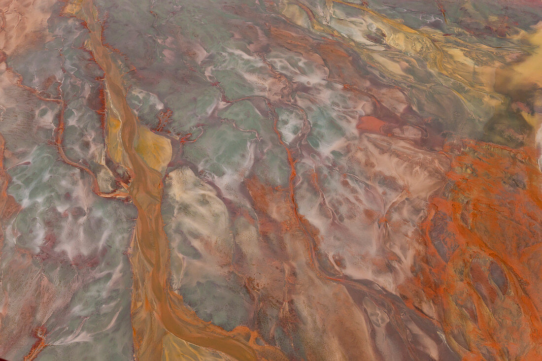 Luftaufnahme von oxidierten Eisenmineralien im Wasser eines alten Bergbaugebiets, Rio Tinto, Provinz Huelva, Spanien