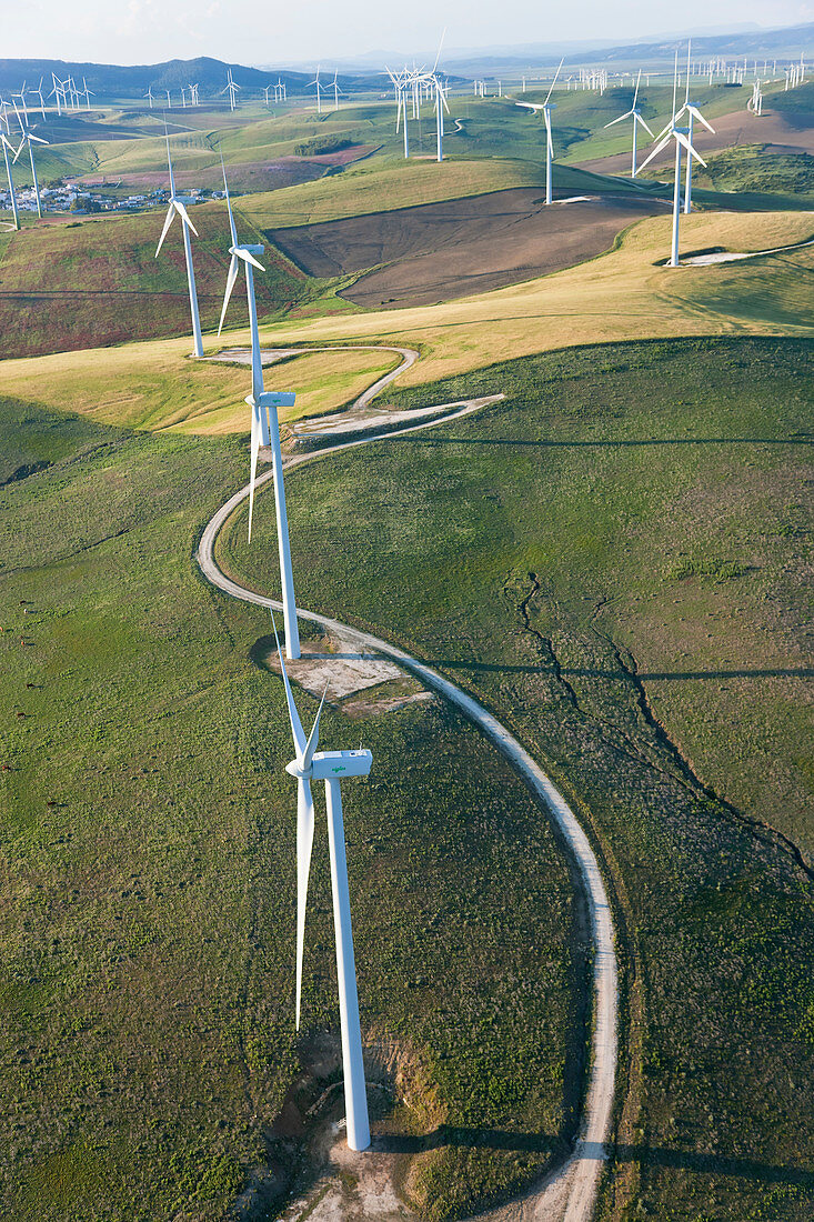 Luftaufnahme von Windkraftanlagen, Provinz Huelva, Spanien