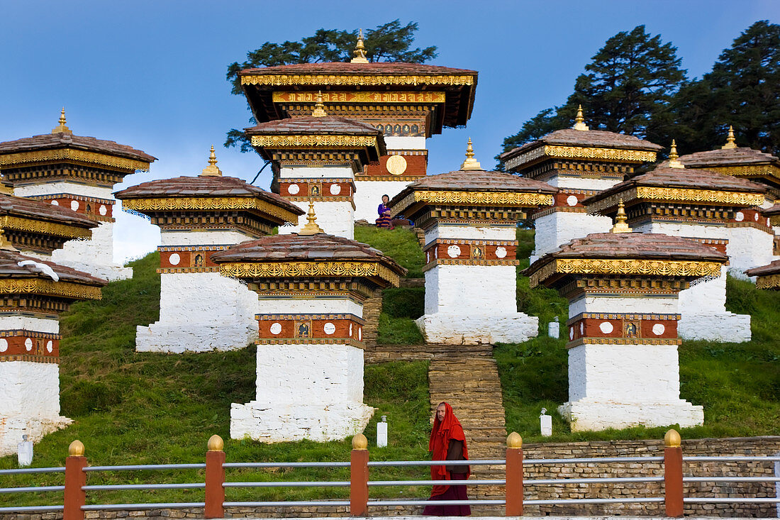 Kriegsdenkmal zum Gedenken an den Grenzkrieg mit indischen Assam-Separatisten 2003, bestehend aus 108 Chorten oder Stupas Dochu La (oder Dochula), Provinz Thimpu in Bhutan.