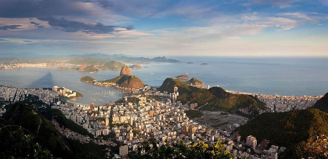 Blick über den Zuckerhut in der Bucht von Guanabara, Rio de Janeiro