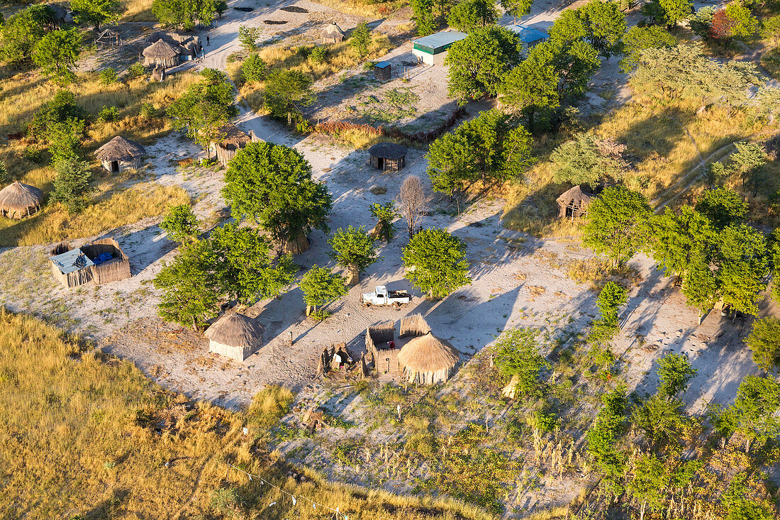 Luftaufnahme von Hütten und Dorf, Okavango-Delta, Botswana, Afrika