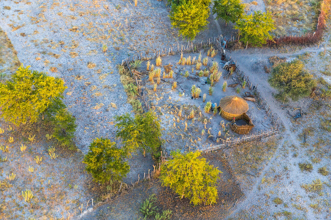Luftaufnahme von Hütte und Gelände, Okavango Delta, Botswana