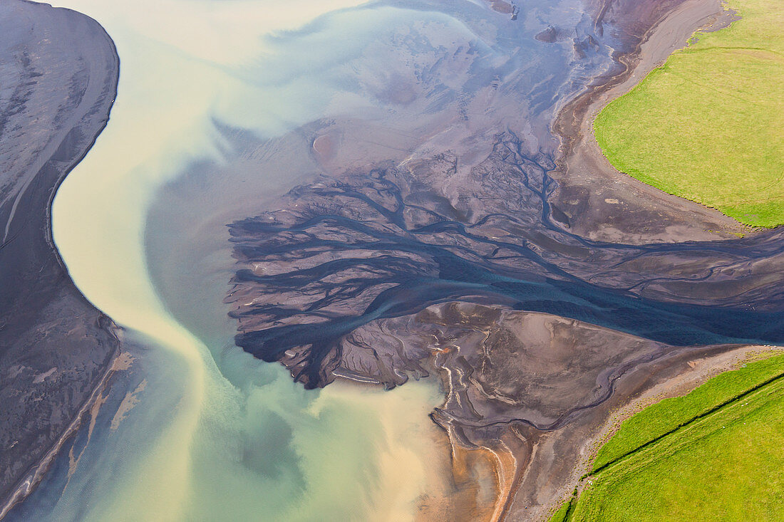 Luftaufnahme der Flussmündung oder des Deltas, gefärbt durch Gletscherschmelze, Nr. Hvammur, SW Island