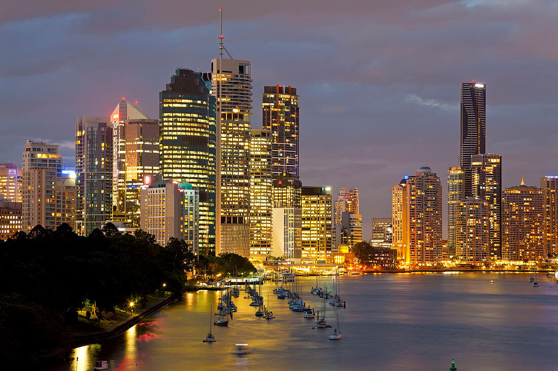 Brisbane Skyline in der Abenddämmerung, Queensland, Australien