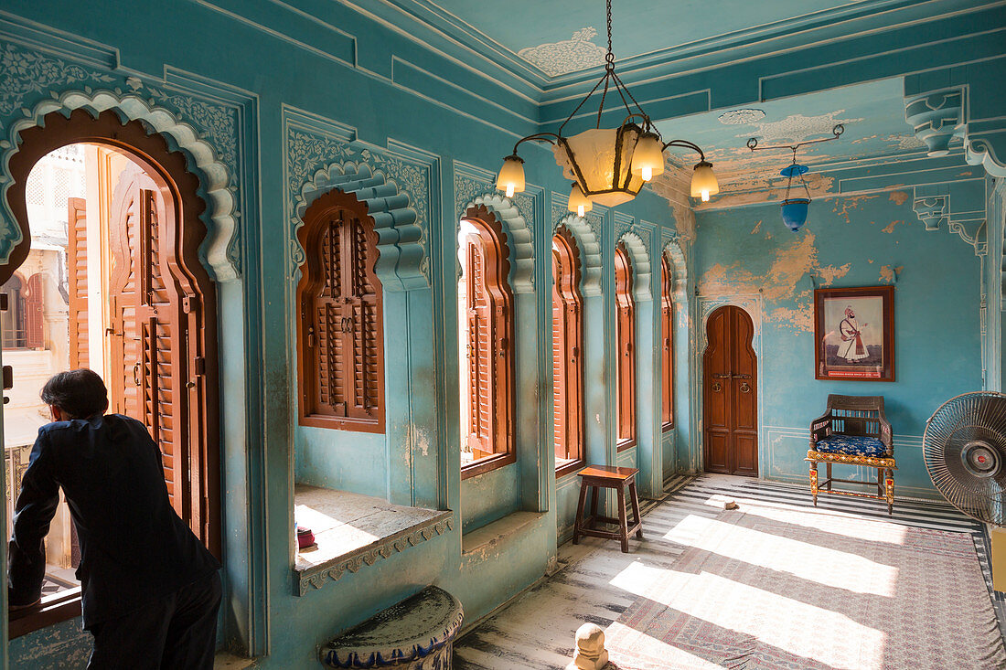 Palastwache steht am Fenster, Stadtpalast, Udaipur, Rajasthan, Indien