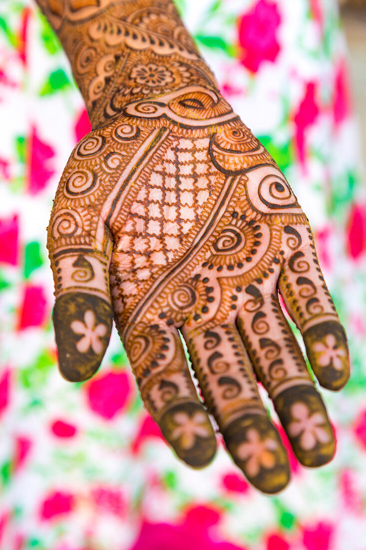 Henna-Kunst auf Hand, Rajasthan, Indien