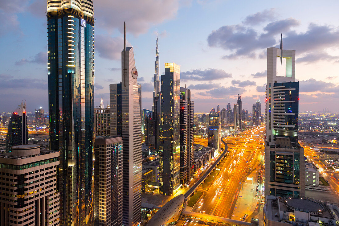 Abenddämmerung und erhöhter Blick über die modernen Wolkenkratzer entlang der Sheikh Zayed Road mit Blick auf den Burj Kalifa, Dubai, Vereinigte Arabische Emirate
