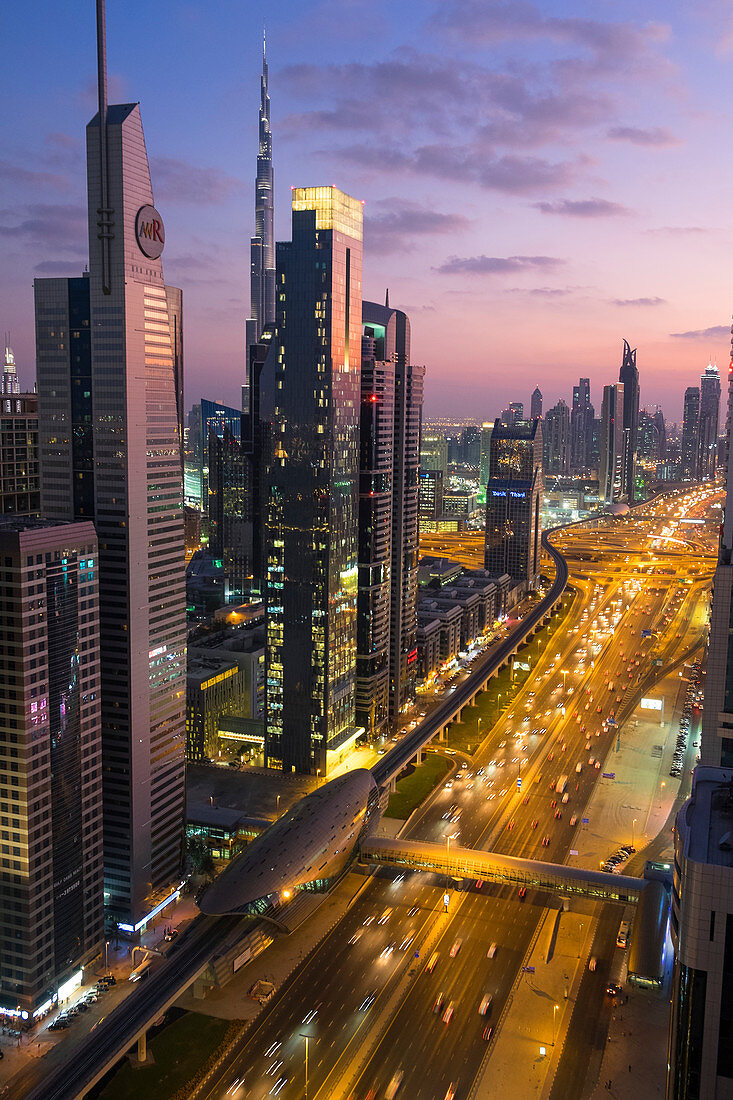 Erhöhter Blick über die modernen Wolkenkratzer entlang der Sheikh Zayed Road mit Blick auf den Burj Kalifa, Dubai, Vereinigte Arabische Emirate