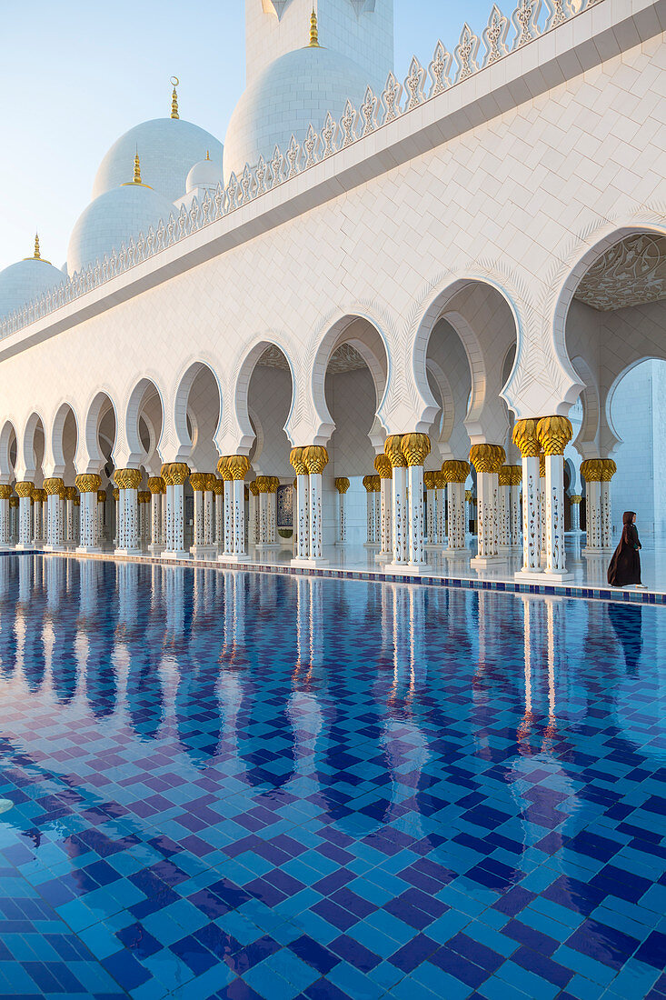 Wasserbecken in der Scheich-Zayid-Moschee, Abu Dhabi, Vereinigte Arabische Emirate
