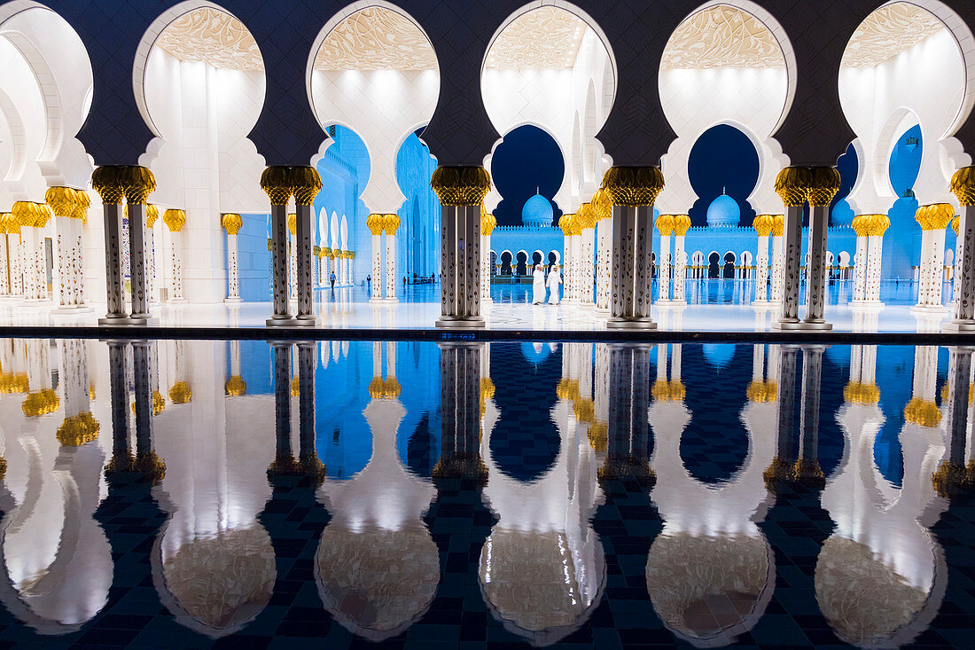 Scheich-Zayid-Moschee in der Abenddämmerung, Abu Dhabi, Vereinigte Arabische Emirate, Naher Osten