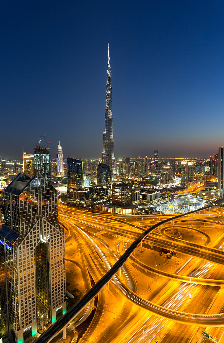 Erhöhter Blick über die modernen Wolkenkratzer in der Abenddämmerung entlang der Sheikh Zayed Road mit Blick auf den Burj Kalifa, Dubai, Vereinigte Arabische Emirate