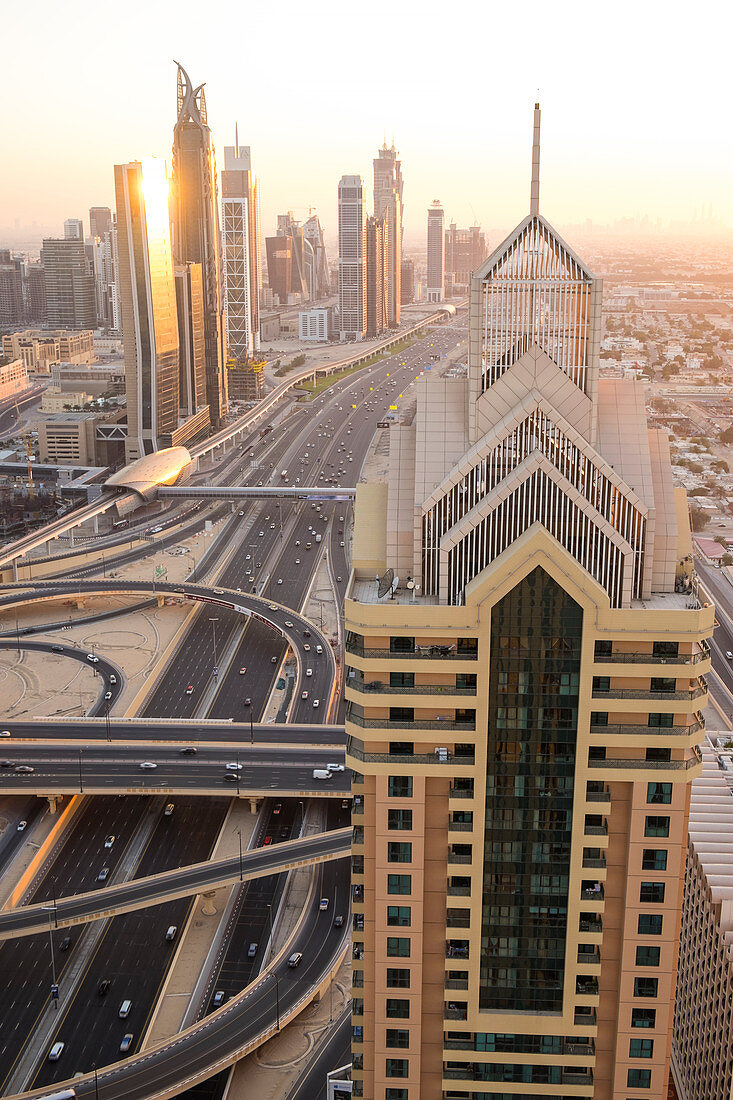 Erhöhter Blick über die modernen Wolkenkratzer entlang der Sheikh Zayed Road, Innenstadt von Dubai, Dubai, Vereinigte Arabische Emirate